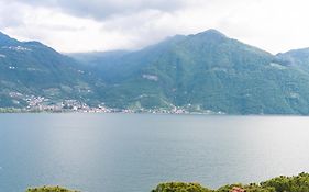 Tra Il Borgo E Il Lago